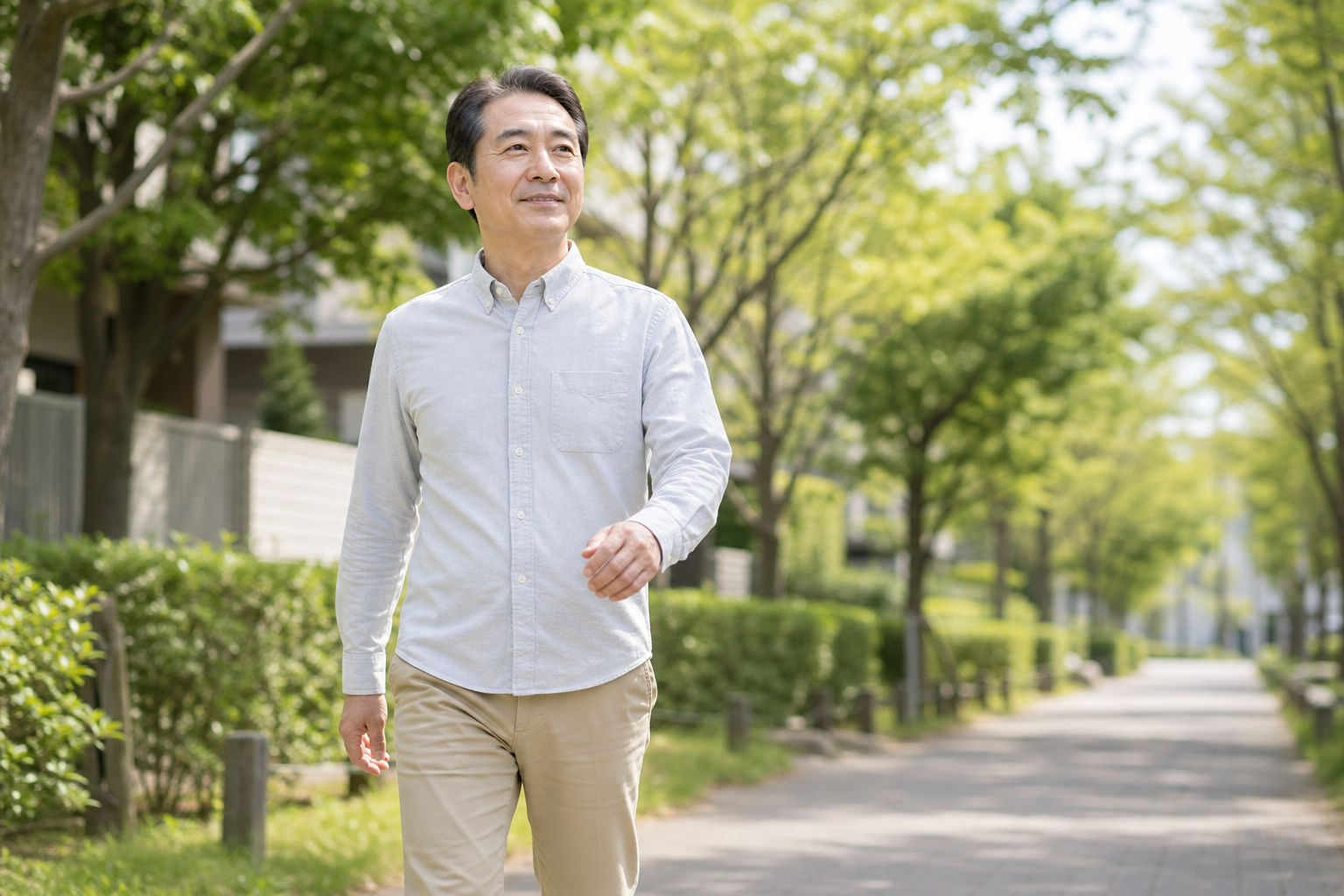 背筋を伸ばして散歩している中高年男性